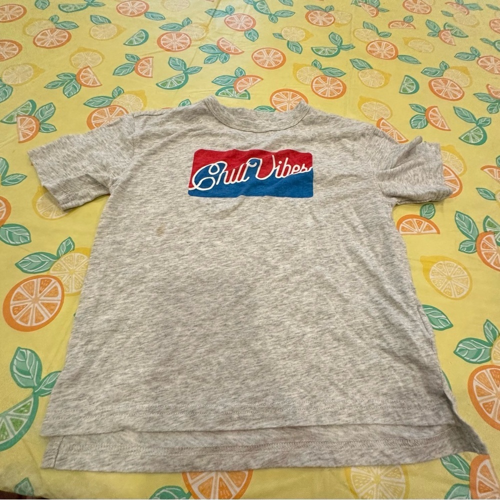 Old Navy Gray Text “Chill Vibes” T-shirt Size: XS (Boy)